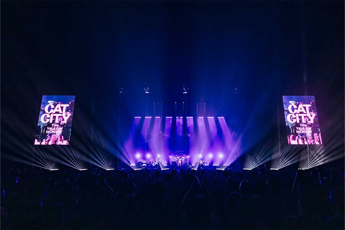 左右のスクリーンに映し出された新曲の歌詞【写真:横山マサト】