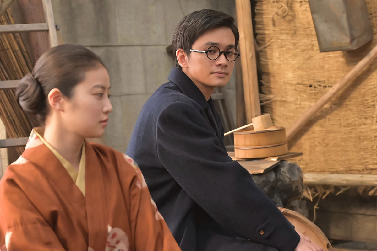 話をするのぶ(今田美桜)と嵩(北村匠海)【写真:(C)NHK】
