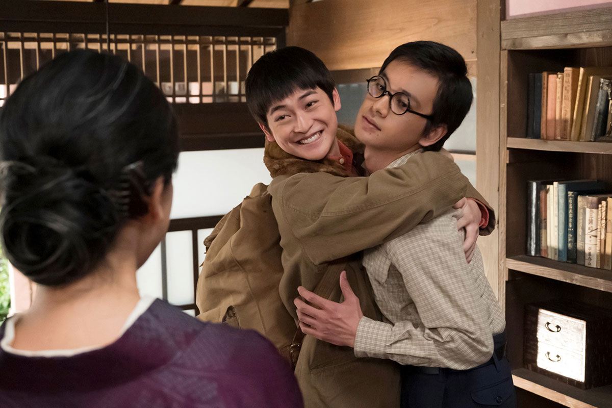 嵩(右=北村匠海)の柳井家に来た健太郎(高橋文哉)【写真:(C)NHK】