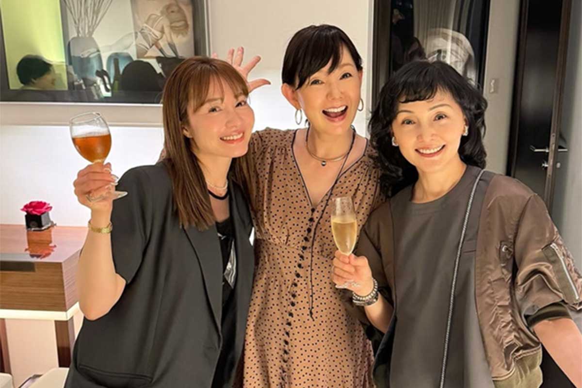 新山千春、憧れの女優2人と3ショット「こんな日がくるなんて」　とよた真帆の友人宅でホームパーティー