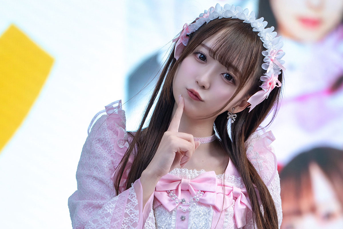 ラフ×ラフ日比野芽奈、“大股”寝落ち姿とアイドルモードのギャップが「萌え要素が2倍」と話題に