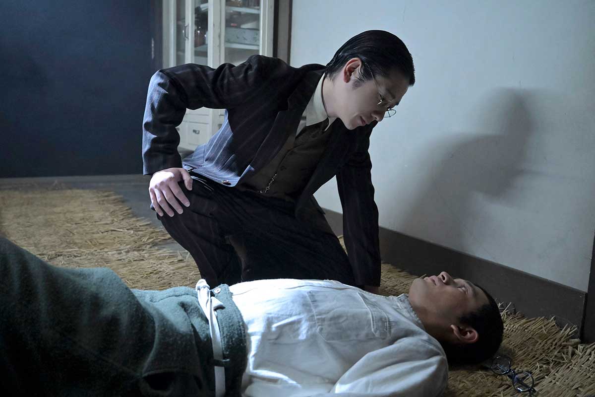 意識遠のく嵩(手前=北村匠海)の前に姿を見せた清(二宮和也)【写真:(C)NHK】