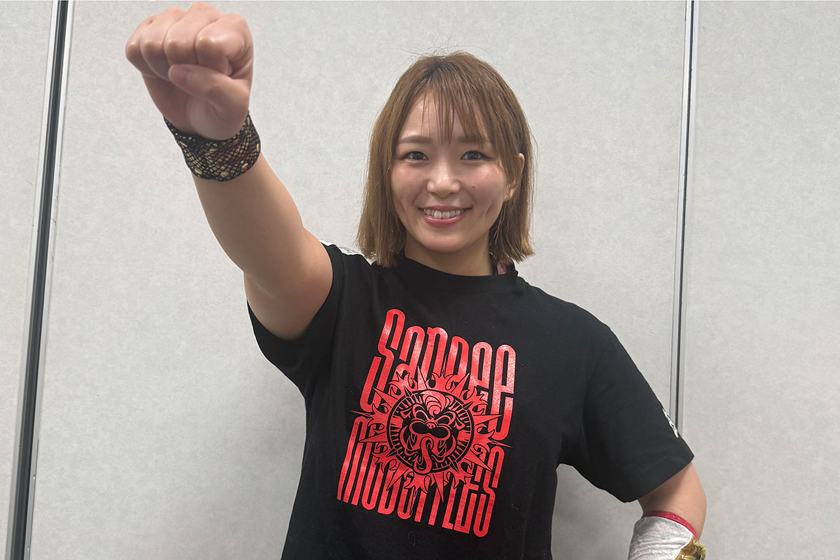 IWGP再挑戦を前に、IWGPを創設者・A猪木のダー! のポーズを取るSareee