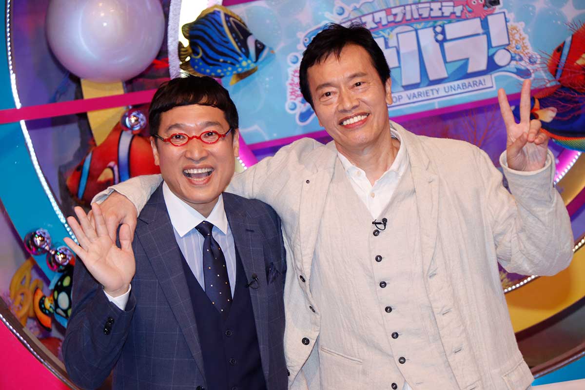 囲み取材に応じたMCを務める遠藤憲一(右)と南海キャンディーズの山里亮太【写真:ENCOUNT編集部】