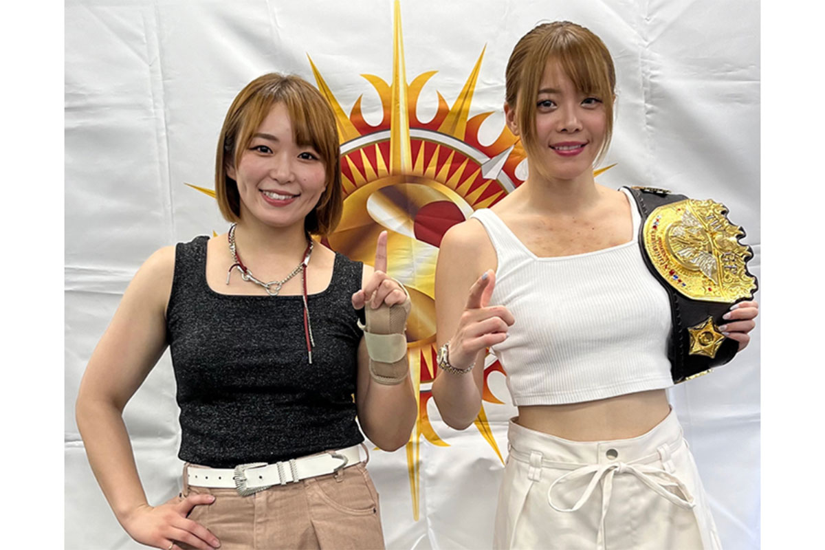 Sareee(左)はスターダムからマリーゴールドに移籍した岩谷麻優を「絶対に逃がさない」と宣言