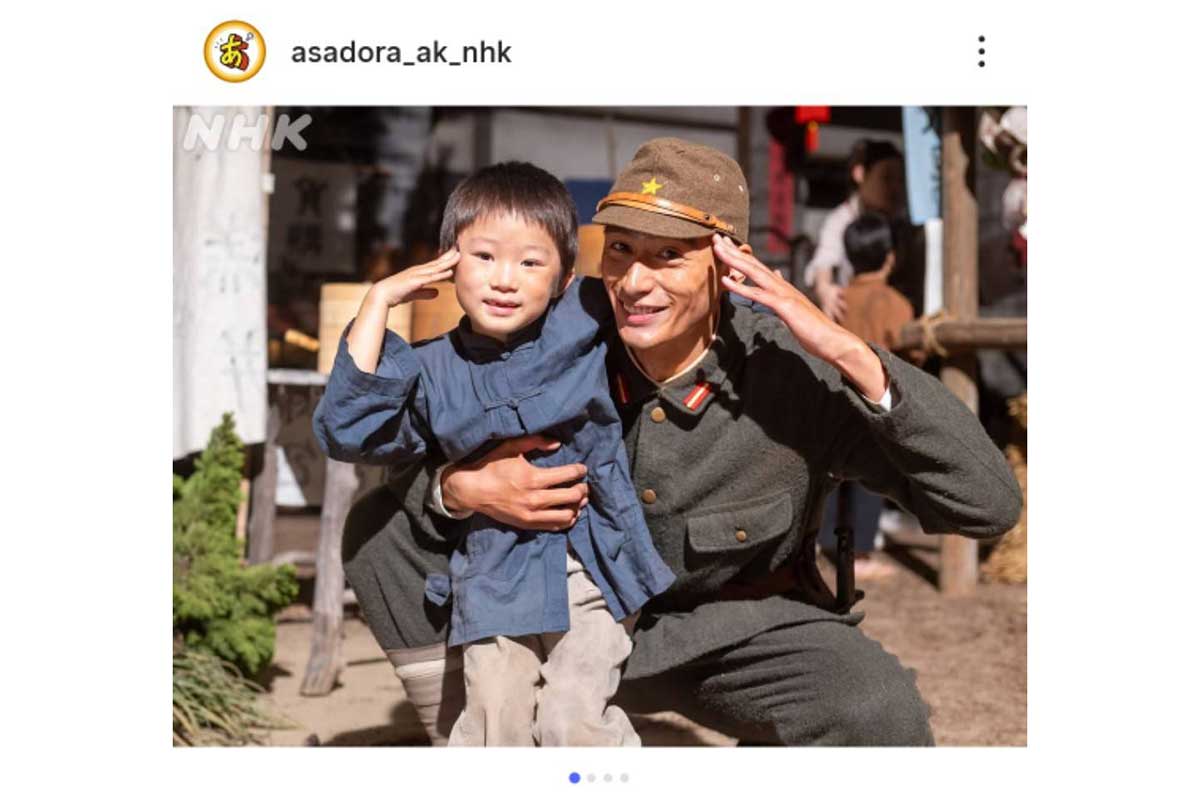 『あんぱん』公式SNSが公開したメイキングショット【写真:インスタグラム(@asadora_ak_nhk)より】