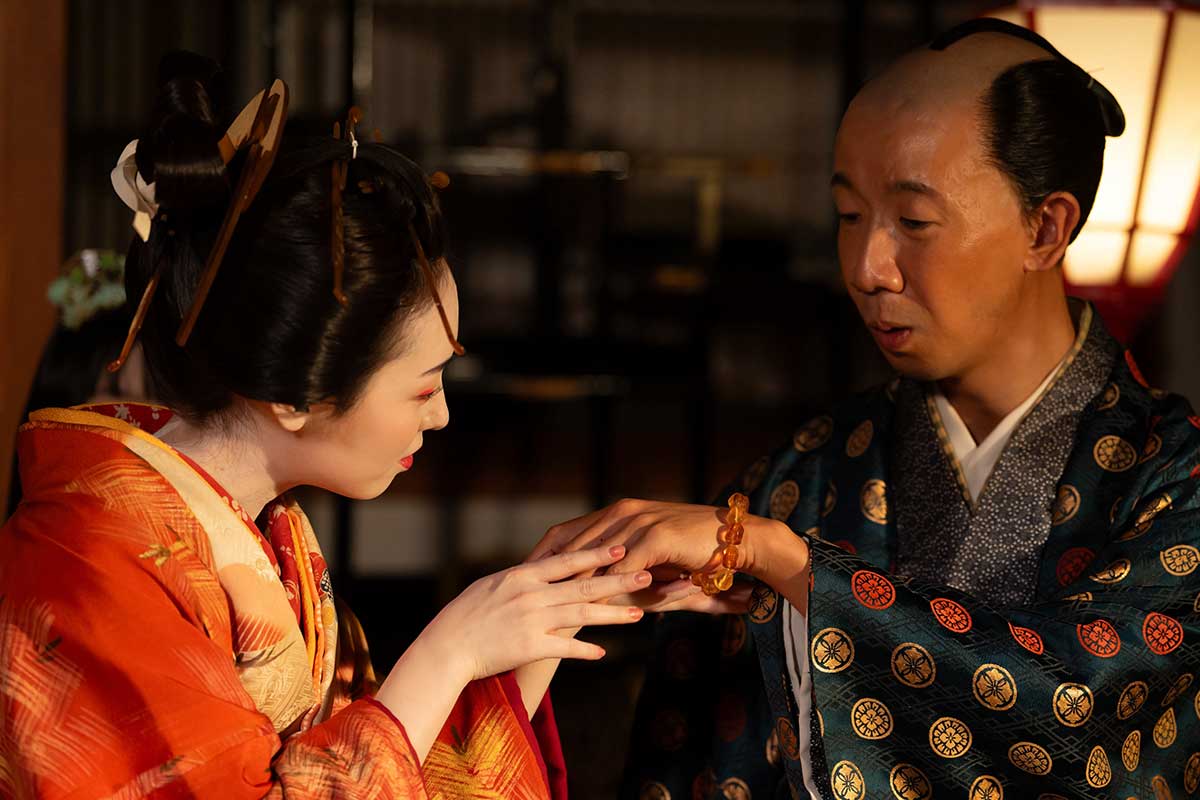 誰袖(左=福原遥)に手を握られるシーンも【写真:(C)NHK】