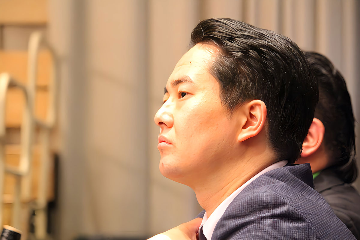 試合を見守る岡田太郎社長の視線は鋭い【写真:橋場了吾】