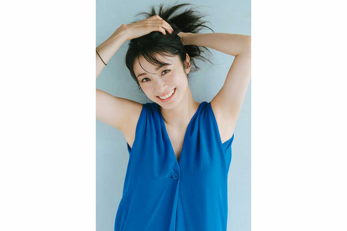 青ドレスや黒ワンピ姿に注目　3児の母・上戸彩が週刊誌の表紙巻頭で“極上の美”を披露