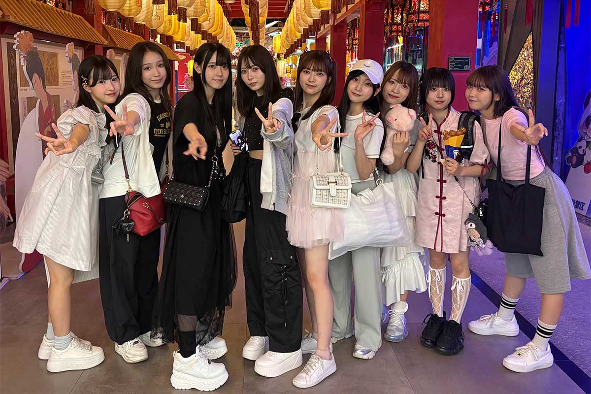 オフの時間はメンバーでショッピングを満喫【写真:事務所提供】