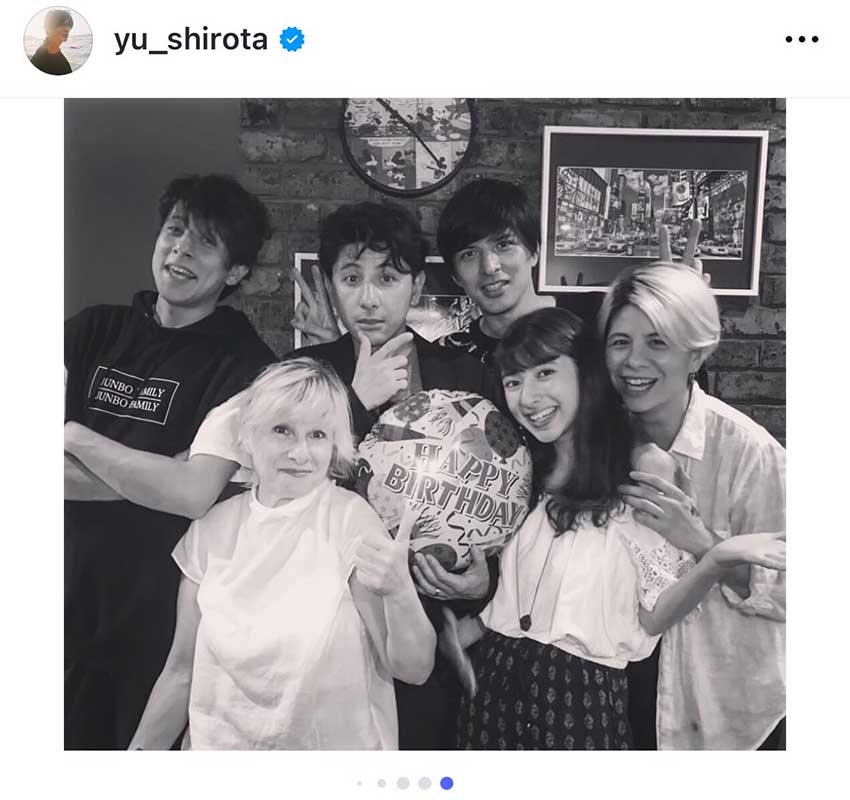 城田優が公開した家族集合ショット【写真:インスタグラム(@yu_shirota)より】