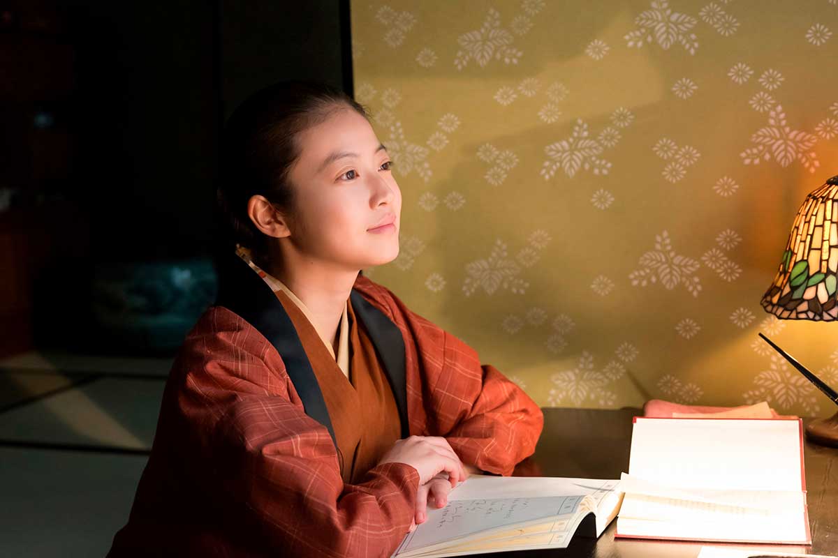 速記を読み解くのぶ(今田美桜)【写真:(C)NHK】