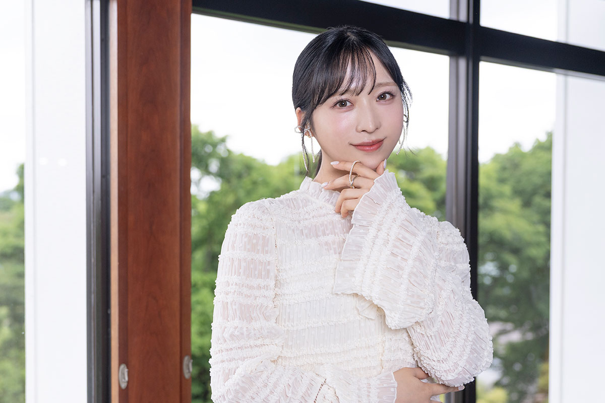 20周年記念シングルでセンターを務める【写真:増田美咲】