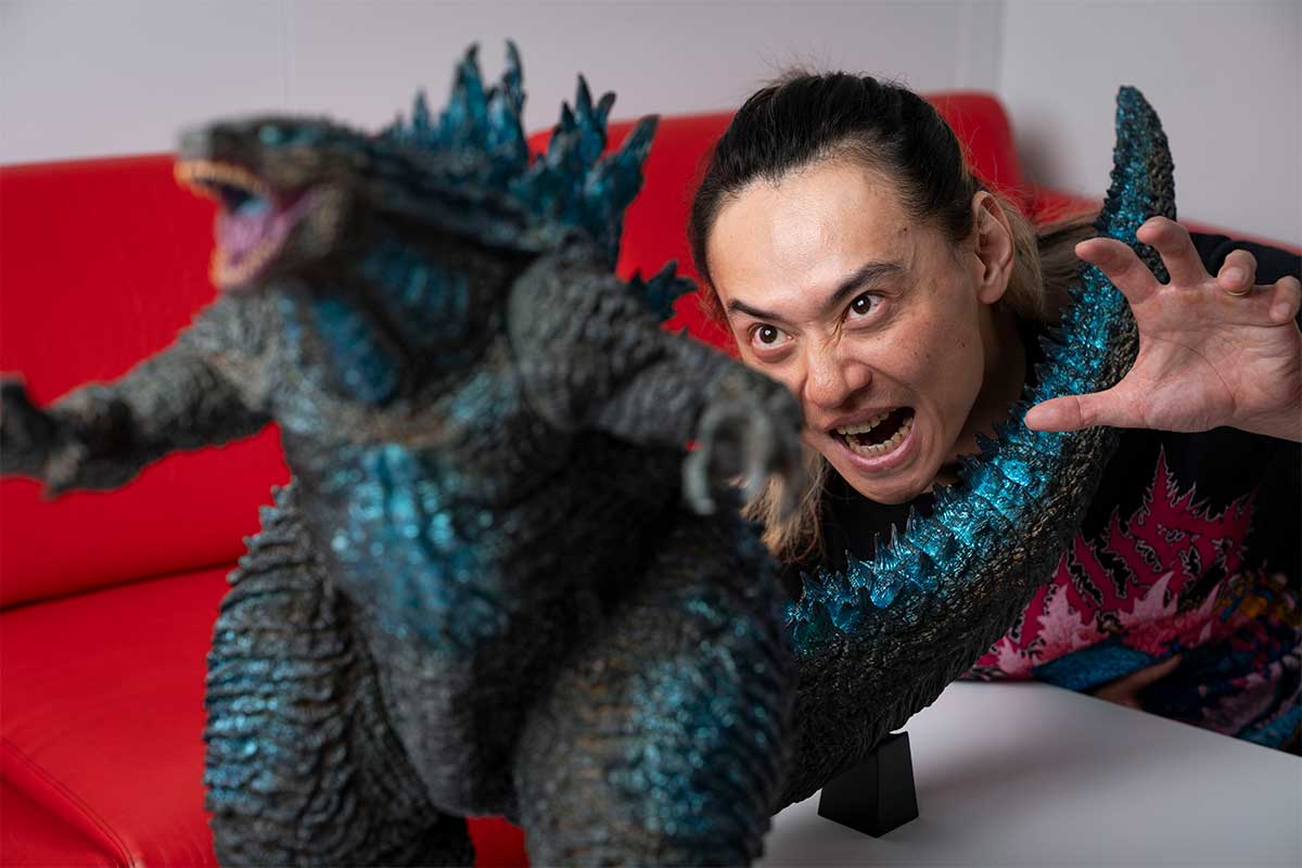 フィギュアの前でポーズを決めた石垣佑磨【写真:藤岡雅樹】
