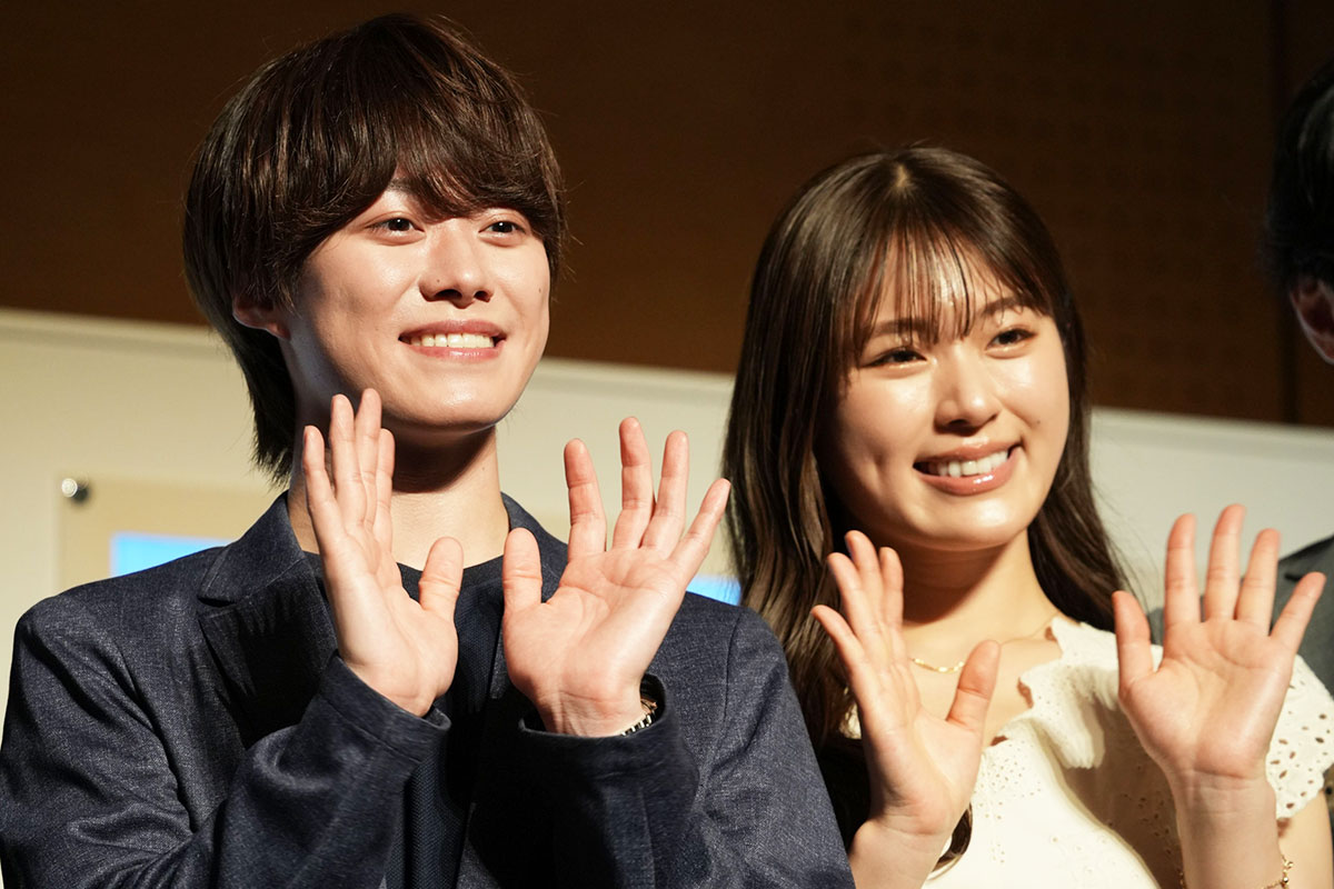 記者会見に出席したなにわ男子の大橋和也(左)と渋谷凪咲【写真:ENCOUNT編集部】