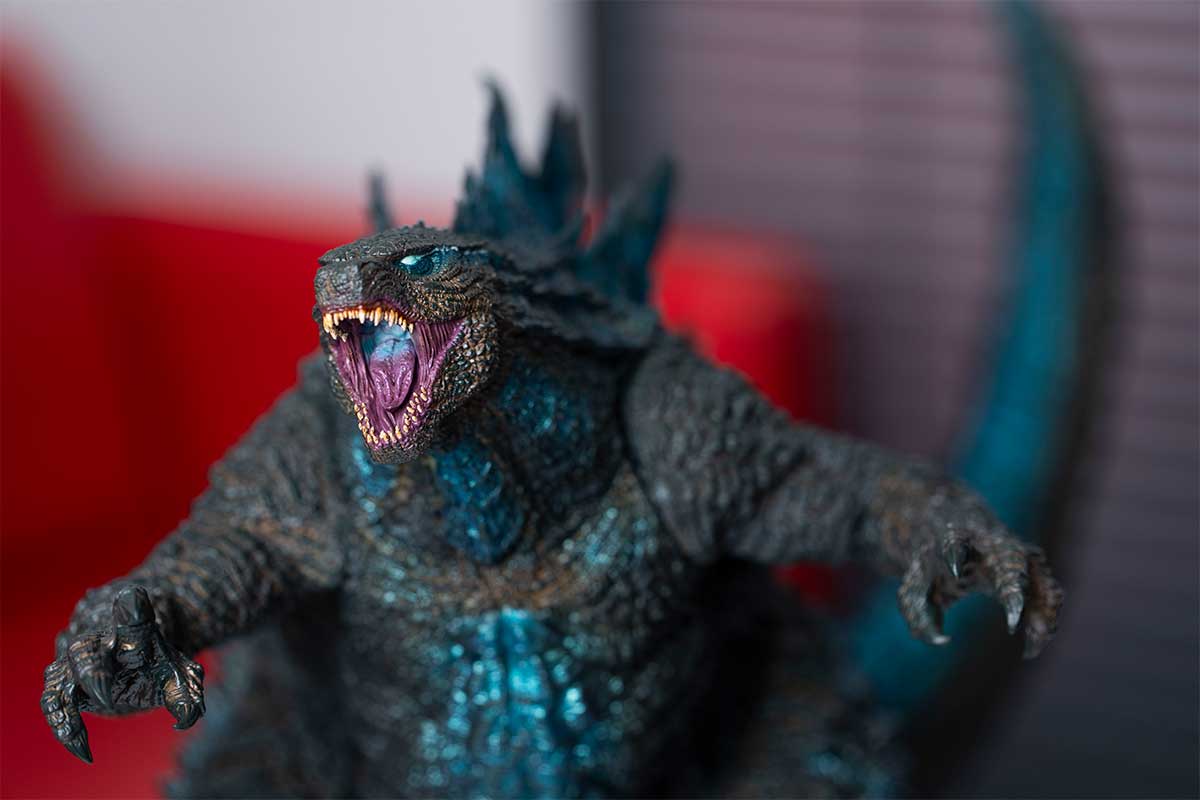 石垣佑磨が取材現場に持参したフィギュア「EZHOBI OmegaBeastのGODZILLA 2019」【写真:藤岡雅樹】