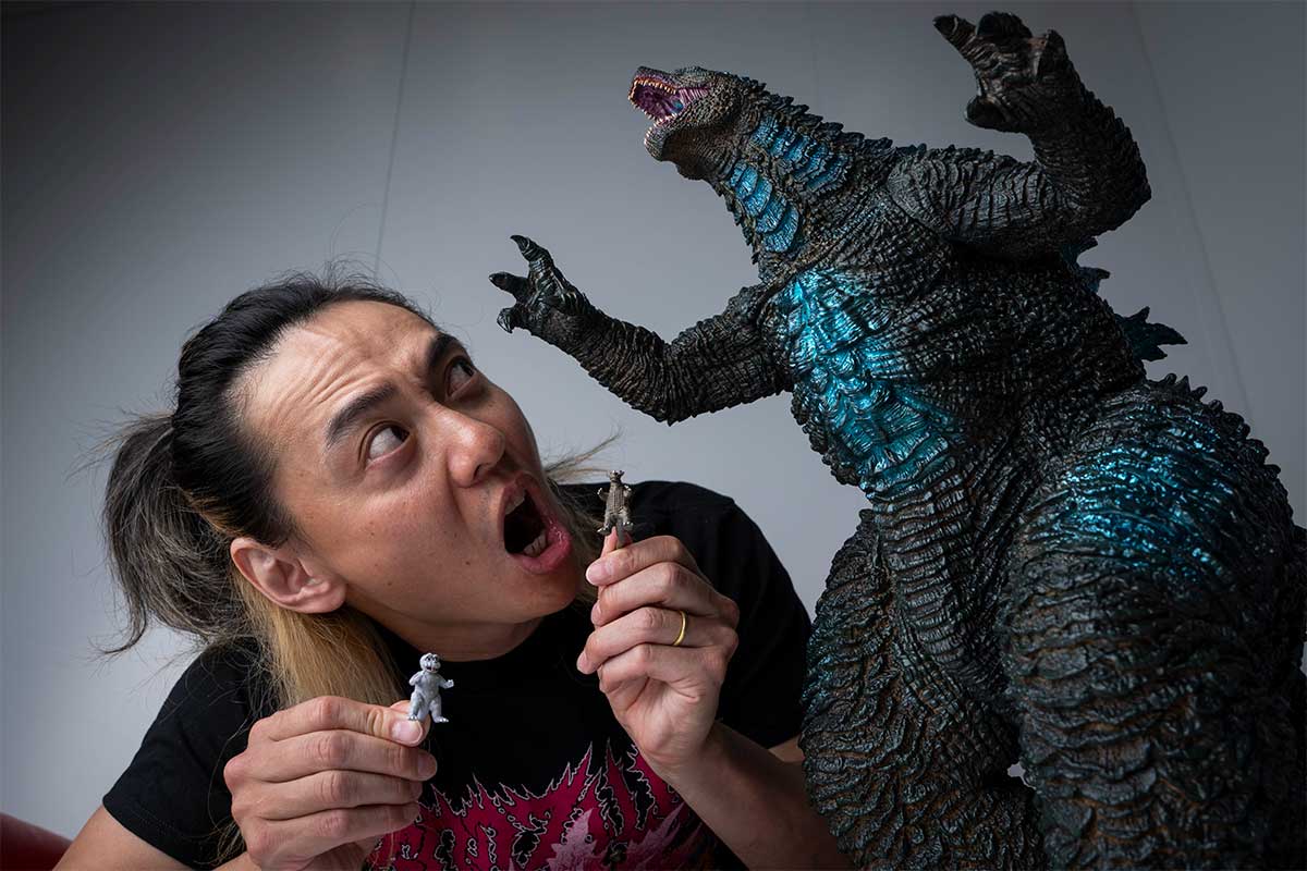 所持している“最大”と“最小”のフィギュアを披露した石垣佑磨【写真:藤岡雅樹】