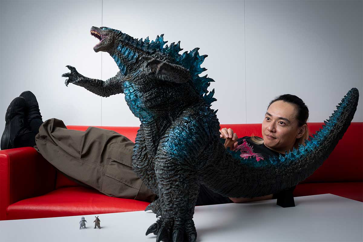 所持している中で“最大と最小”のフィギュアを取材現場に持参してきた石垣佑磨【写真：藤岡雅樹】