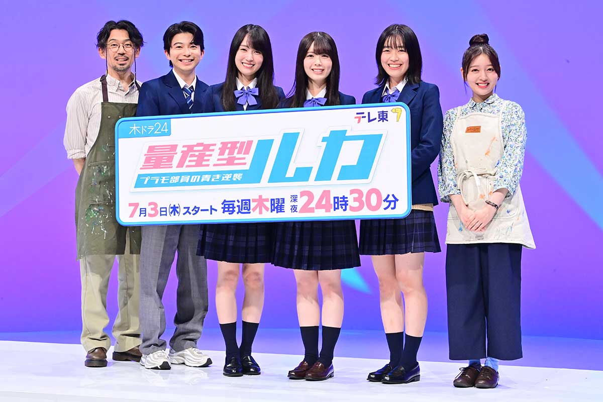 会見に出席した岡田義徳、山崎竜太郎、賀喜遥香、筒井あやめ、小林桃子、尾本侑樹奈(左から)【写真:ENCOUNT編集部】