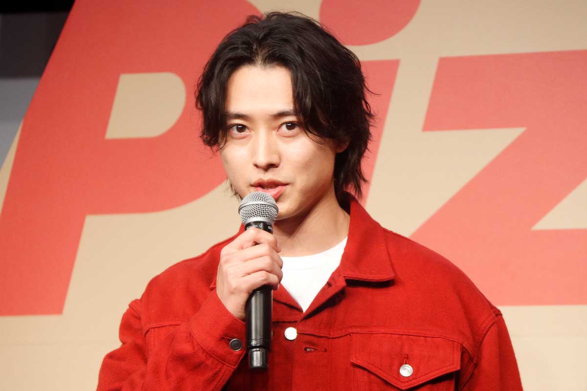 山崎賢人、報道陣の前で食レポ挑戦「緊張する」　豪快にかぶりつき「最強の味がします」