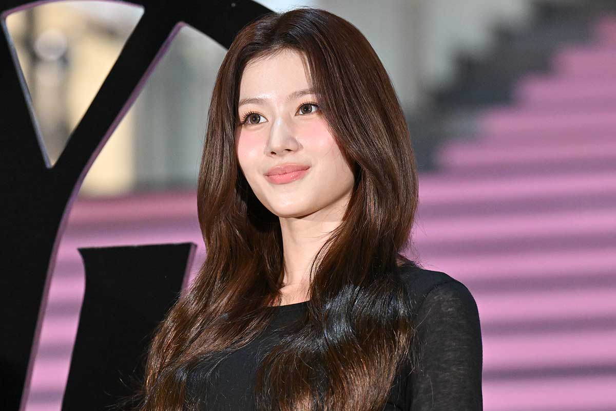 TWICE・SANA、ミニ丈スカートで登場　リップメイクは「自分らしくいられるのが理想」