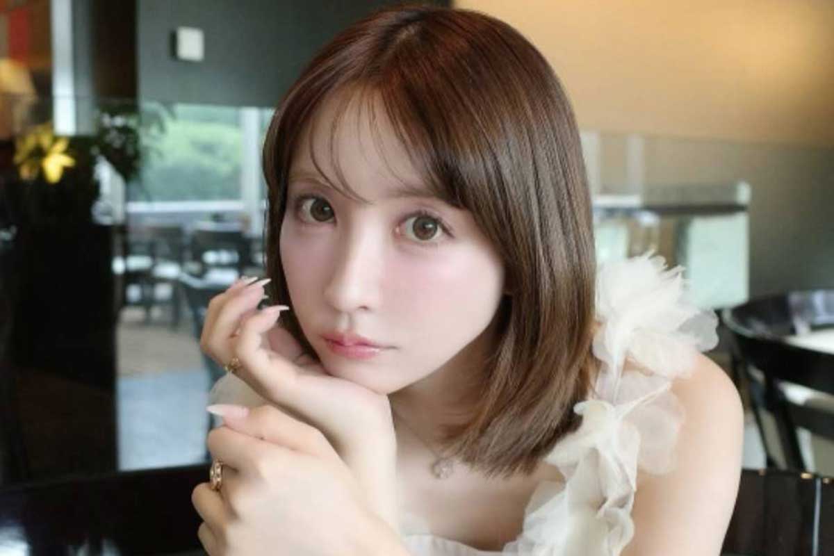 三上悠亜、スタイルが際立つ最新ショットに「女神」「スラリとした脚キレイ」