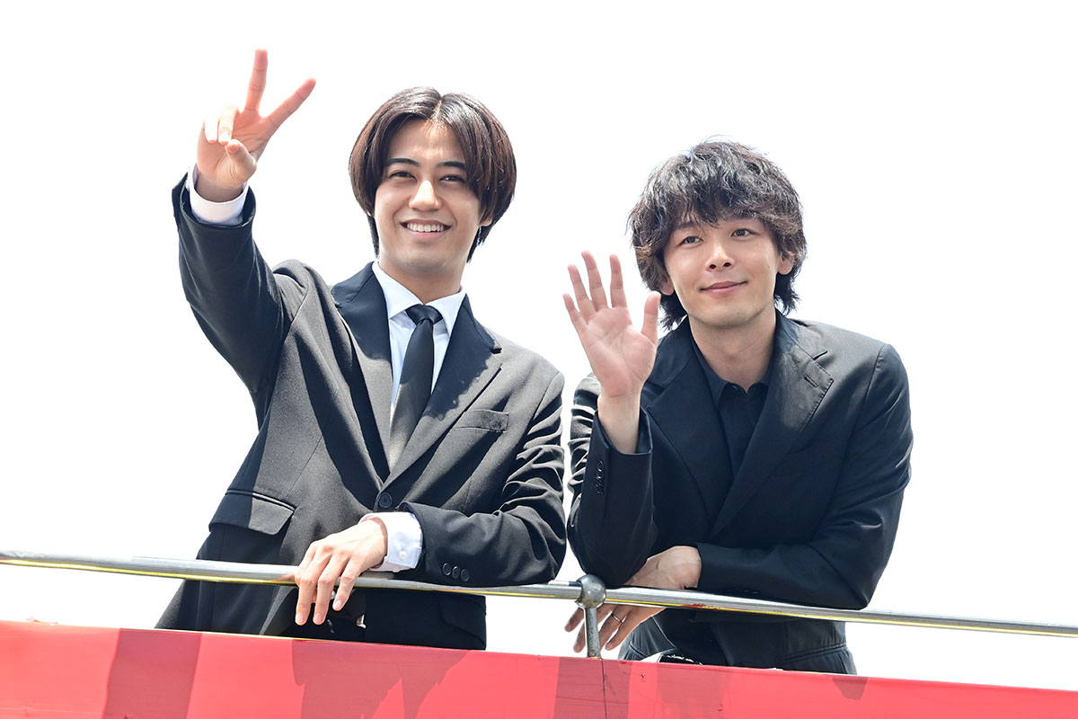 高橋海人＆中村倫也、赤坂見附にサプライズ降臨　路上の女性たちと会話「ランチ何食べた？」