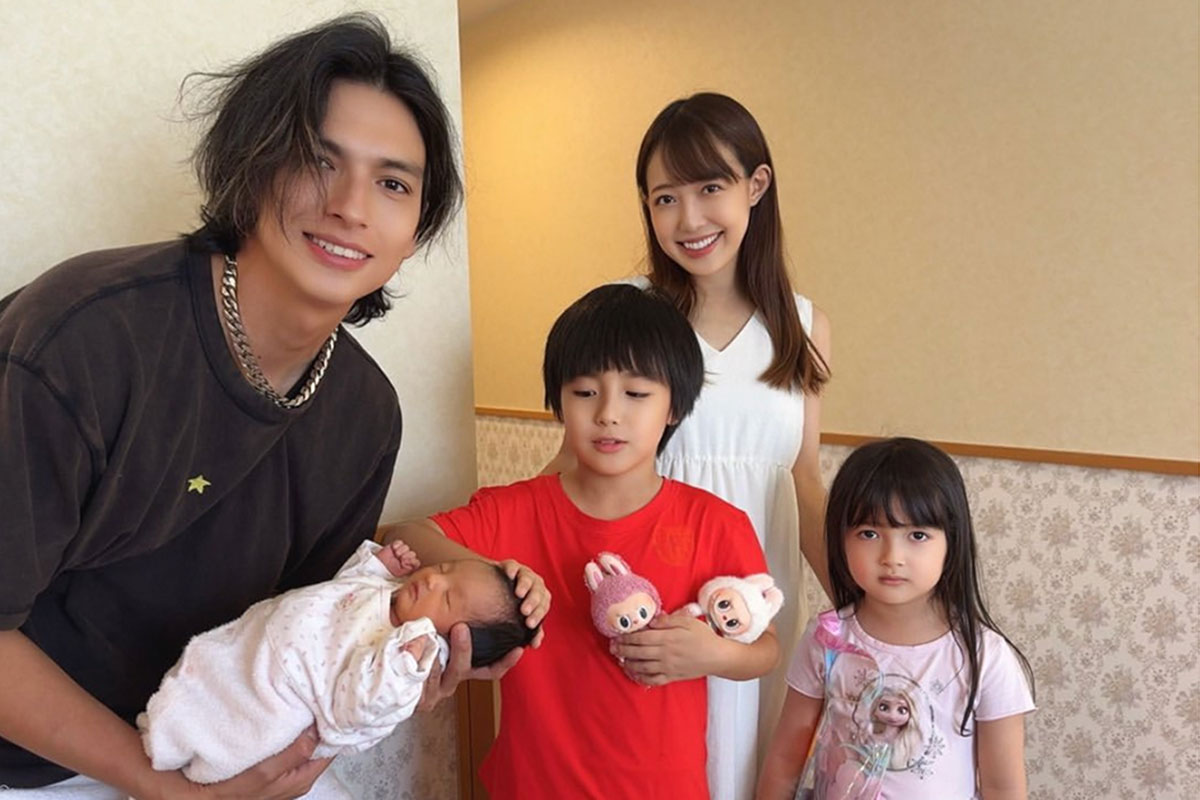「キレイな子」　アレクが第3子の目を開けた姿を初公開し反響「お姉たんそっくり」