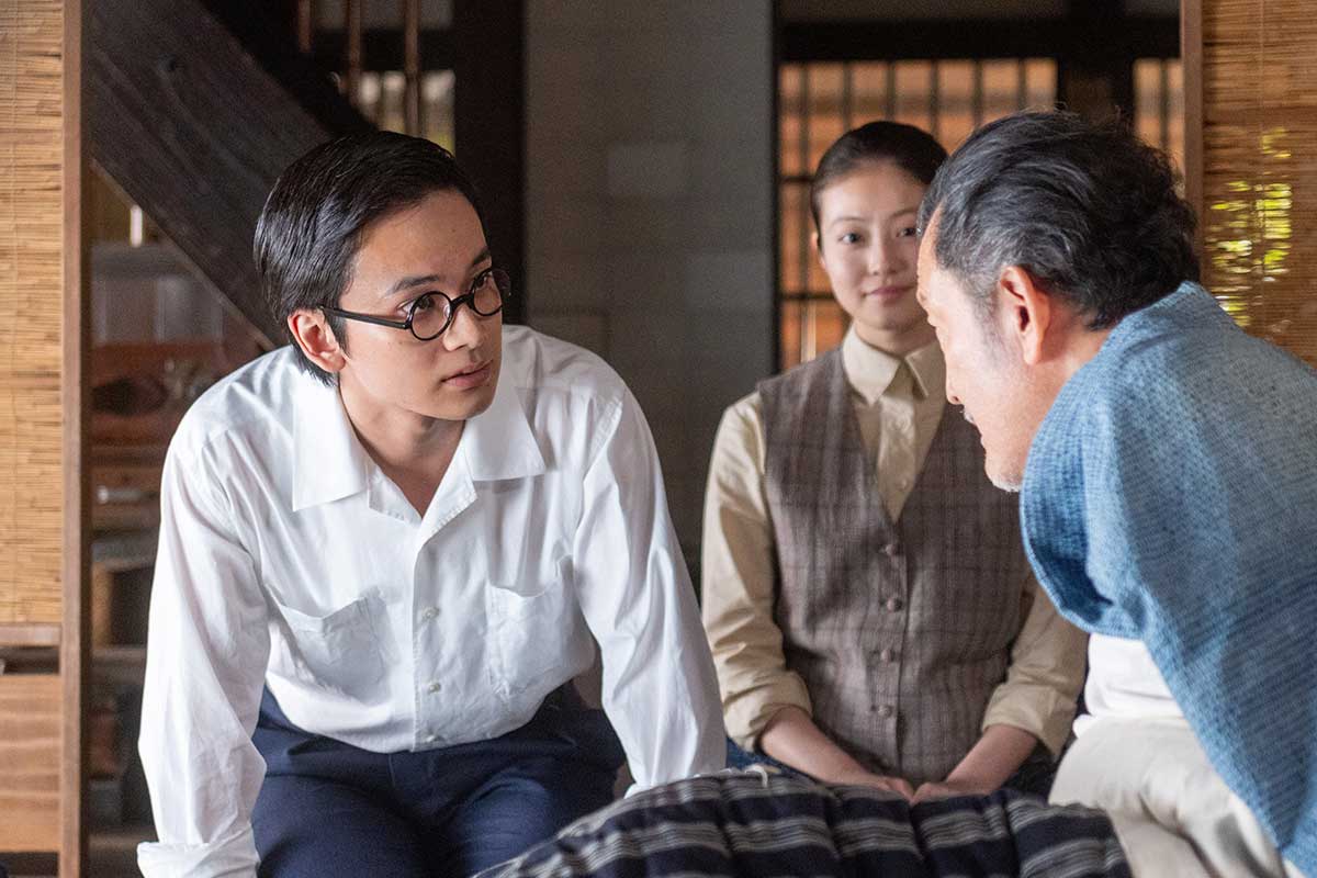 見舞いに来た嵩(左=北村匠海)と話す釜次(吉田鋼太郎)【写真:(C)NHK】