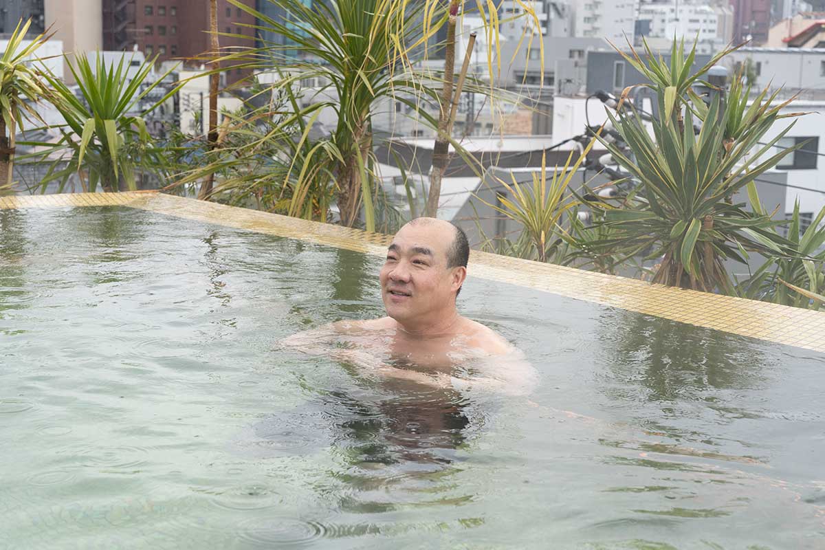 30億円豪邸内のプールで楽しむ西村誠司氏【写真:増田美咲】