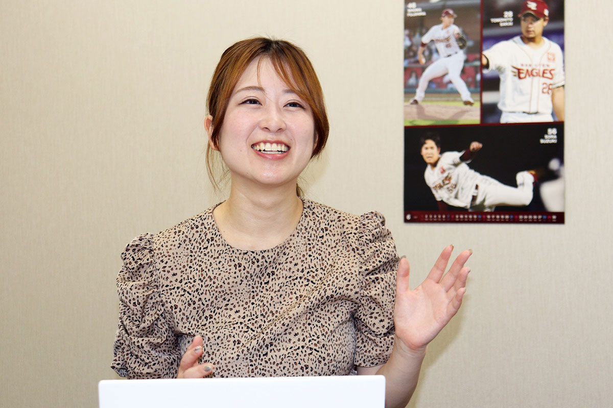 鈴木愛実さんは現在、総務・広報・人事の仕事に奮闘している【写真:ENCOUNT編集部】