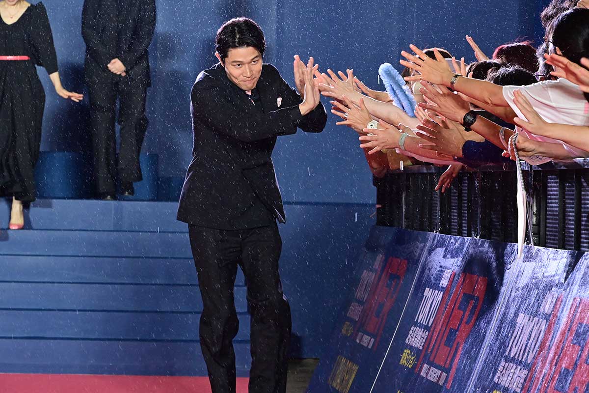 鈴木亮平、『MER』屋外イベントがゲリラ雷雨で「MERらしい天気だね～」　“即席ハイタッチ会”に泣き出す観客も