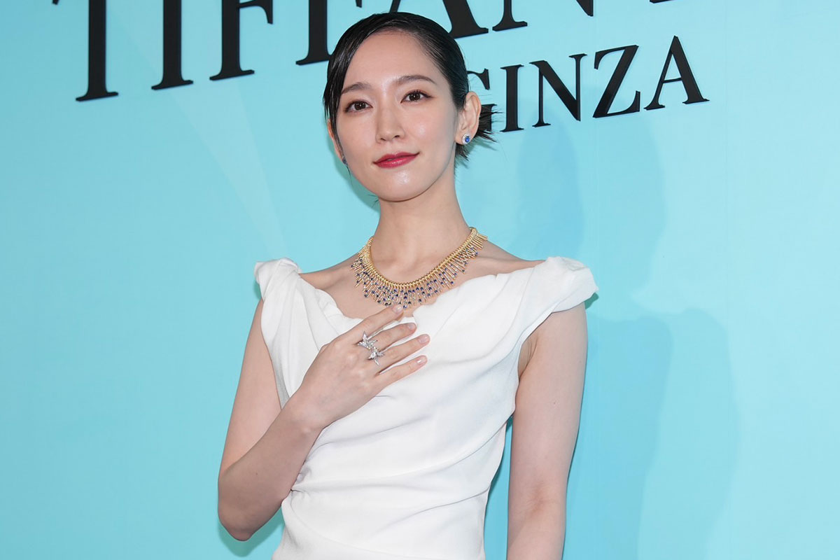 吉岡里帆、白のロングドレスで登場　一番輝く瞬間は“年始め”、実家でのエピソード明かし「完全にスターです」