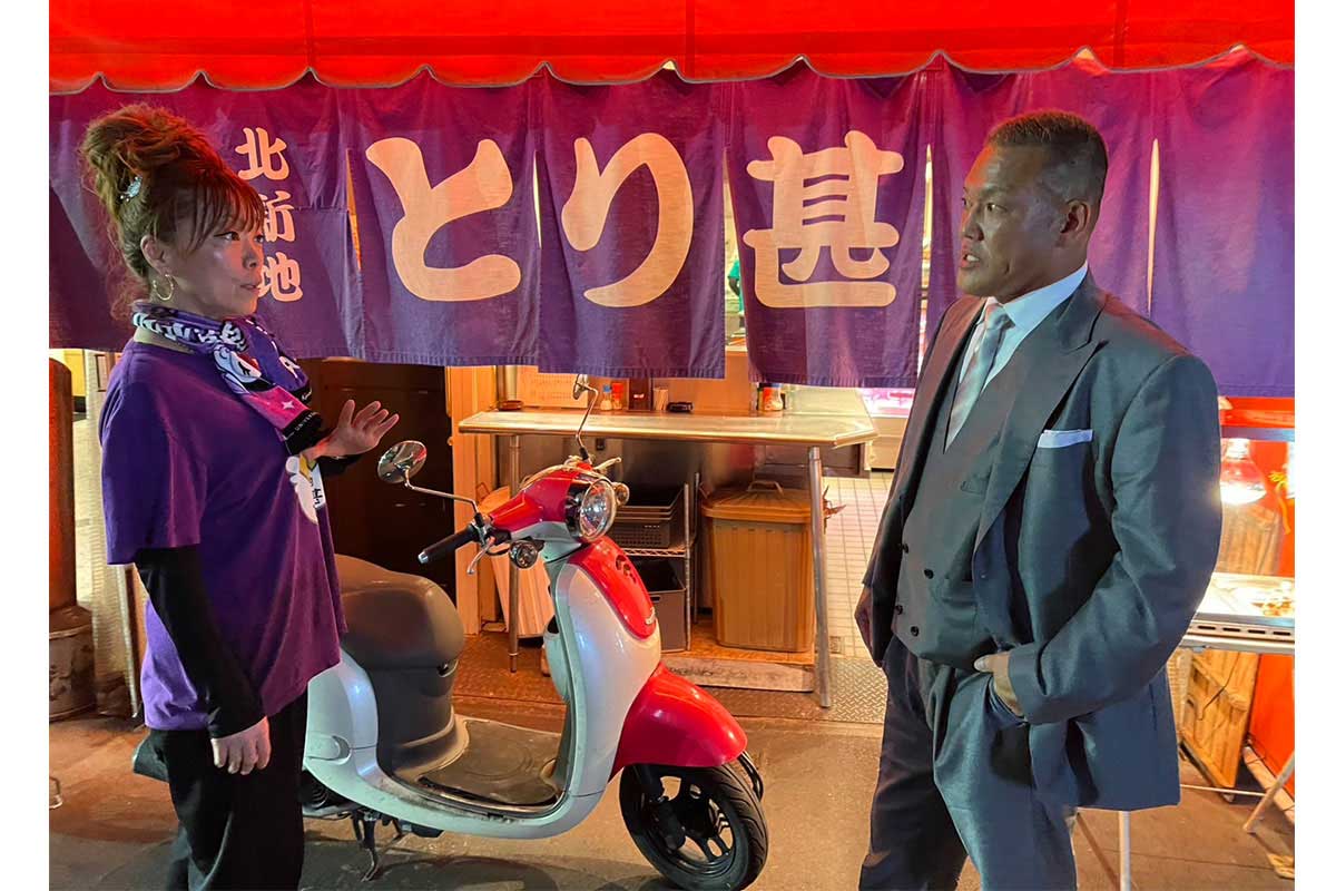 「とり甚」のママと談笑した【写真:ENCOUNT編集部】