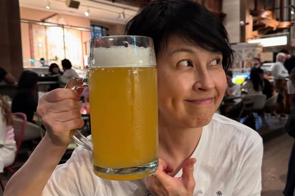 巨大ビールジョッキにご満悦　岸谷香、娘との英旅行満喫に「ステキ」「貴重」の声