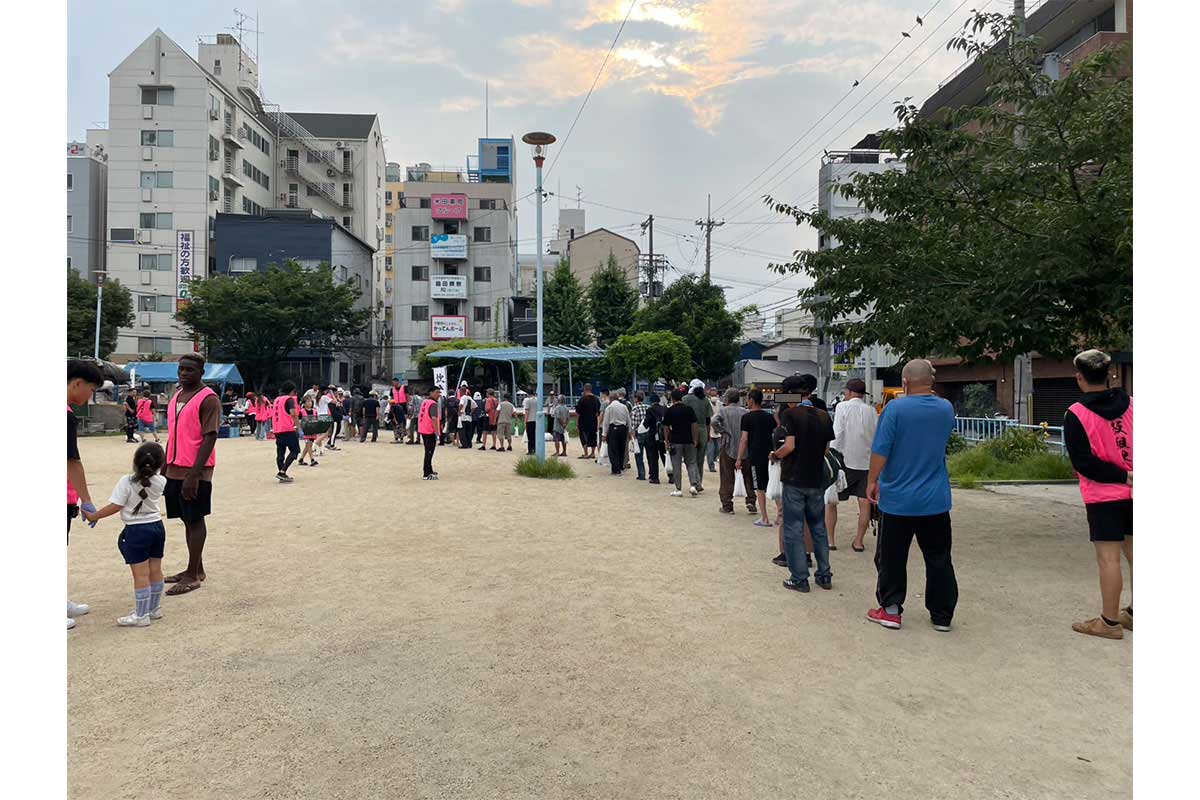 西成の三角公園に長蛇の列ができた【写真:ENCOUNT編集部】