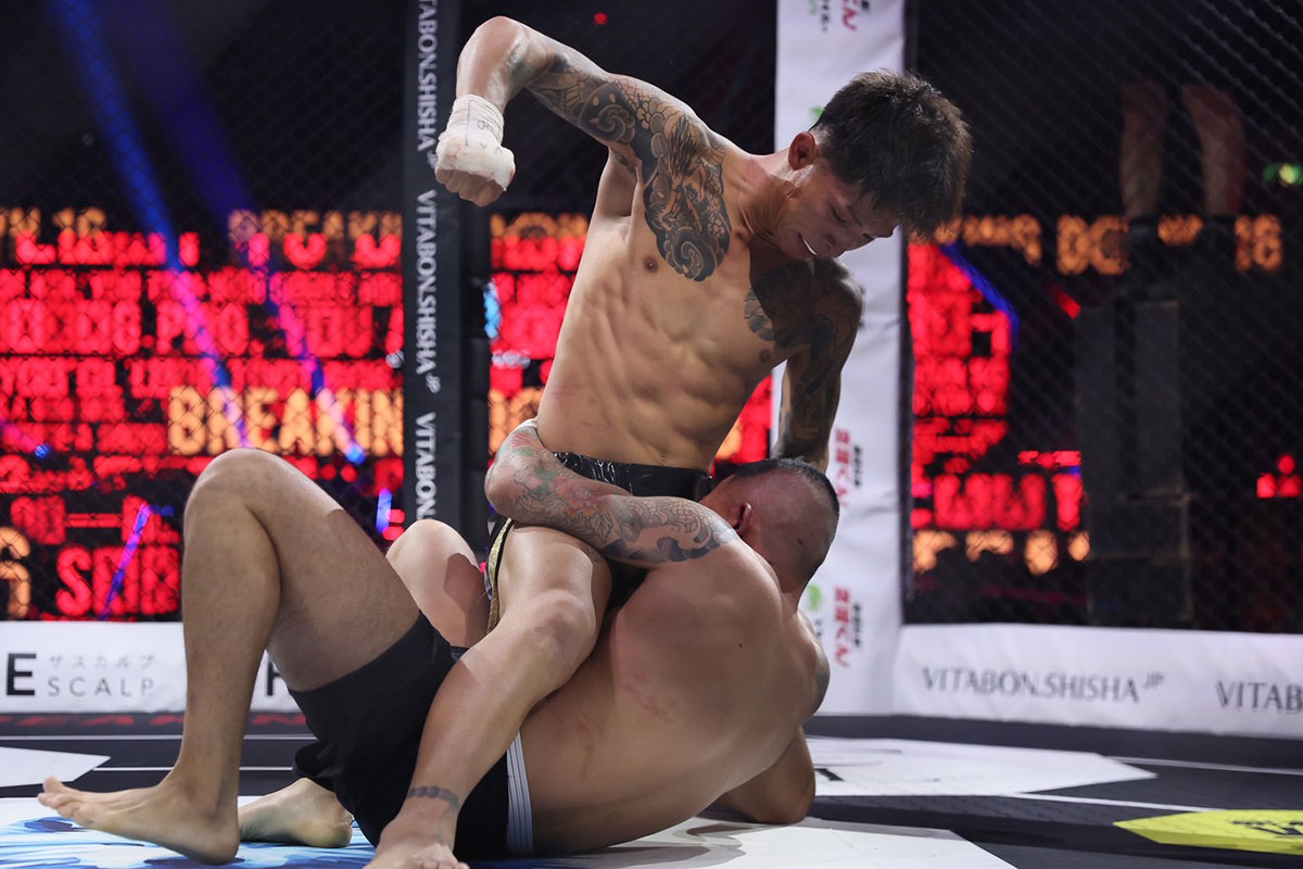 判定で勝利を収めた外枦保尋斗【写真:柳瀬心祐】