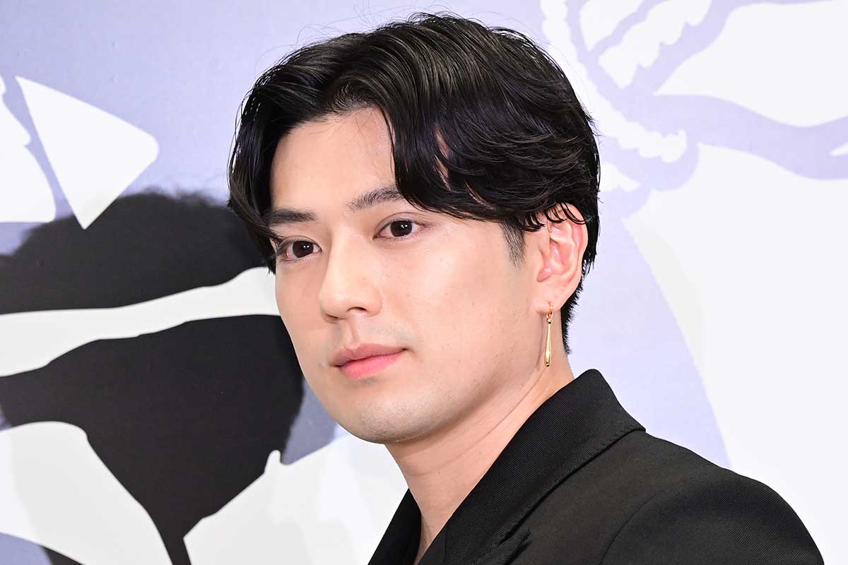 親のランボルギーニやフェラーリで別荘に→帰り道に「盛大に事故」…新田真剣佑が明かすビバリーヒルズ事情