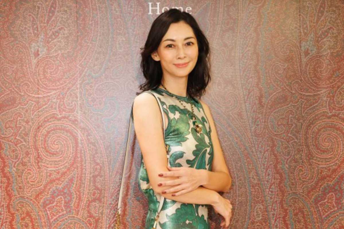 「何年経っても美人だね」一時帰国中の人気女優に脚光…48歳・伊東美咲、タイトなドレス姿を披露