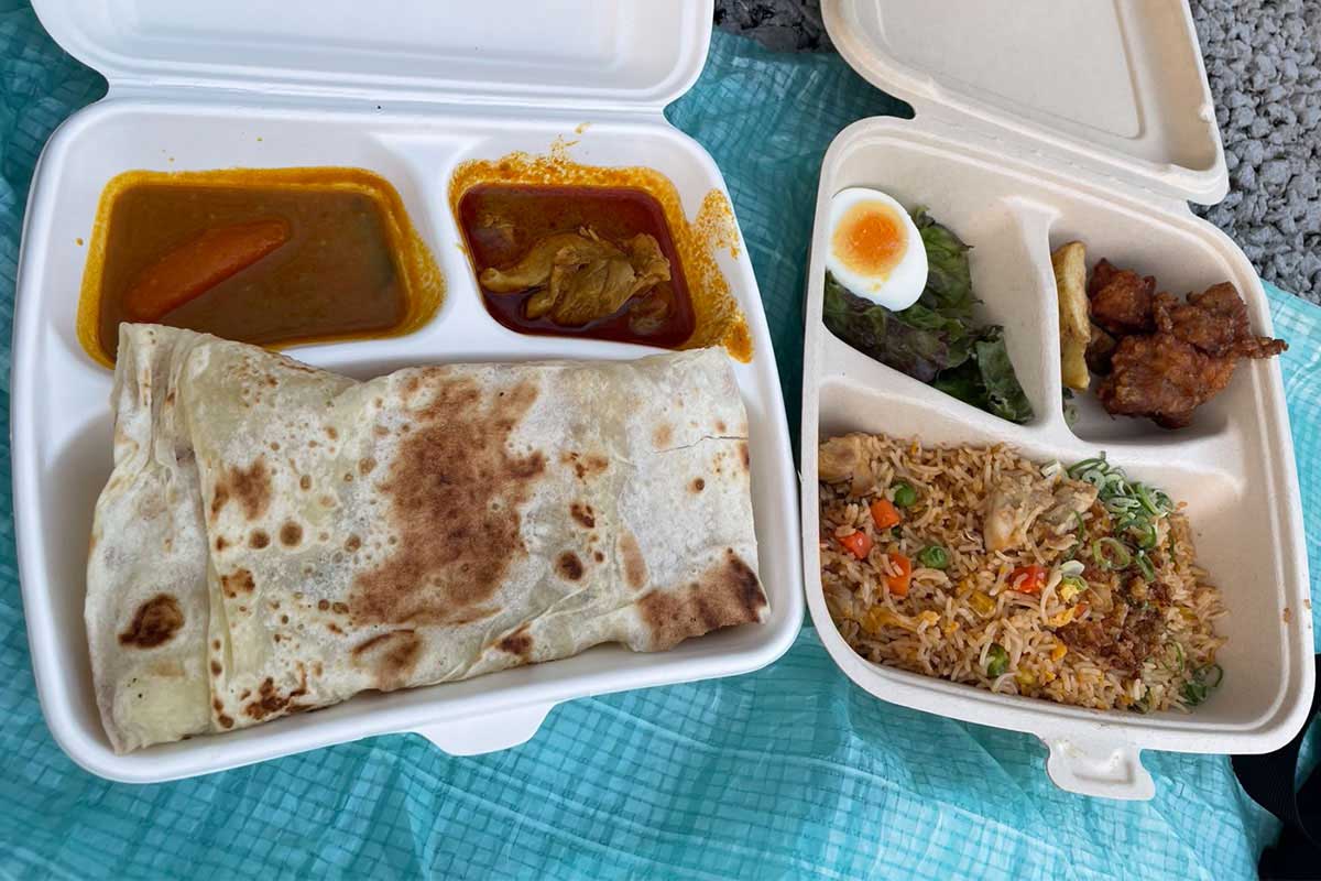 米つながりで子どももパクパク食べたマレーシア料理のナシゴレン（右）【写真：ENCOUNT編集部】