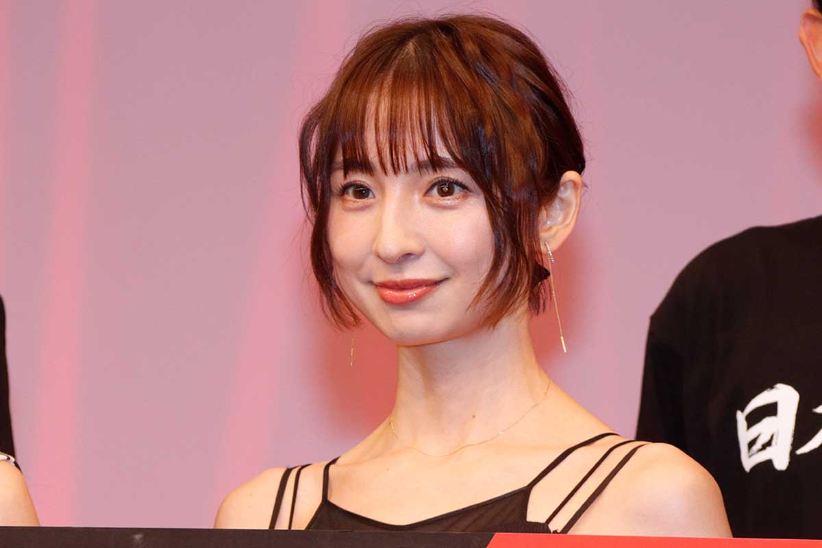 40歳・篠田麻里子が「スタイル良過ぎ」　“肩出し”コーデに反響「いつ見ても美しい」「オシャレ」
