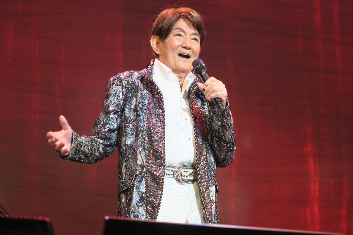 大病を克服し、ステージで生き生きとするささきいさお