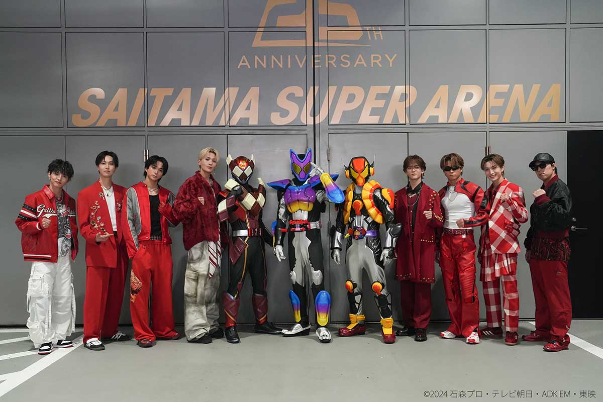ステージで仮面ライダー（ガヴ、ヴァレン、ヴラム）とコラボしたFANTASTICS【写真：菊池大作】
