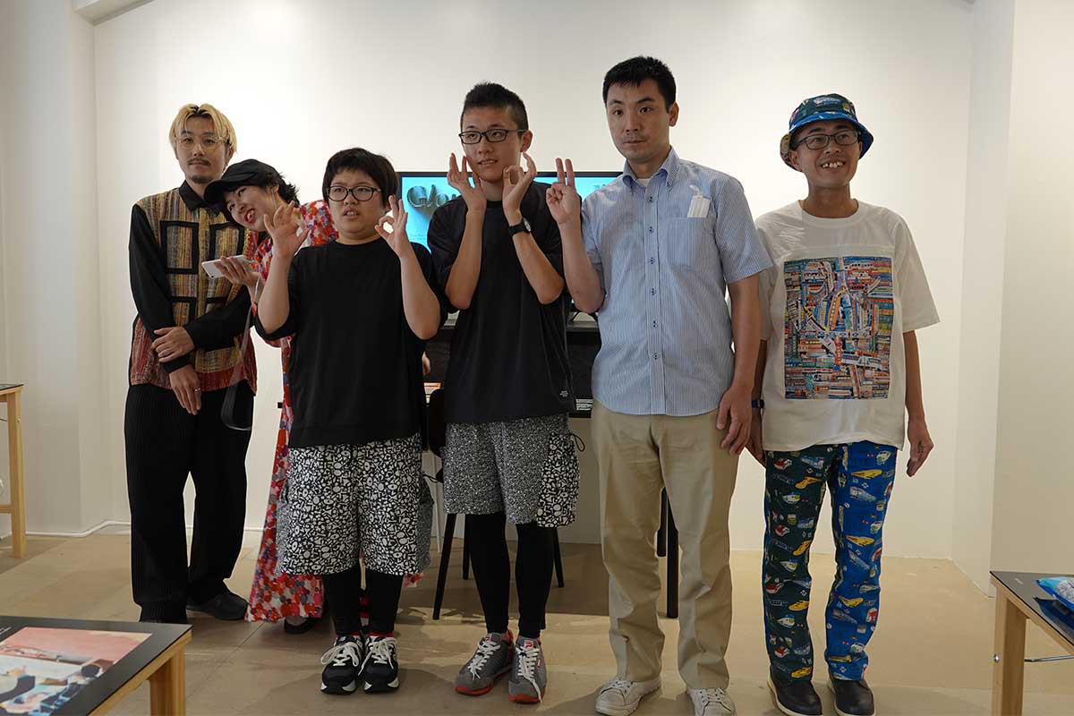 松田崇弥氏（左）と展覧会に出展している作家たち【写真：ENCOUNT編集部】