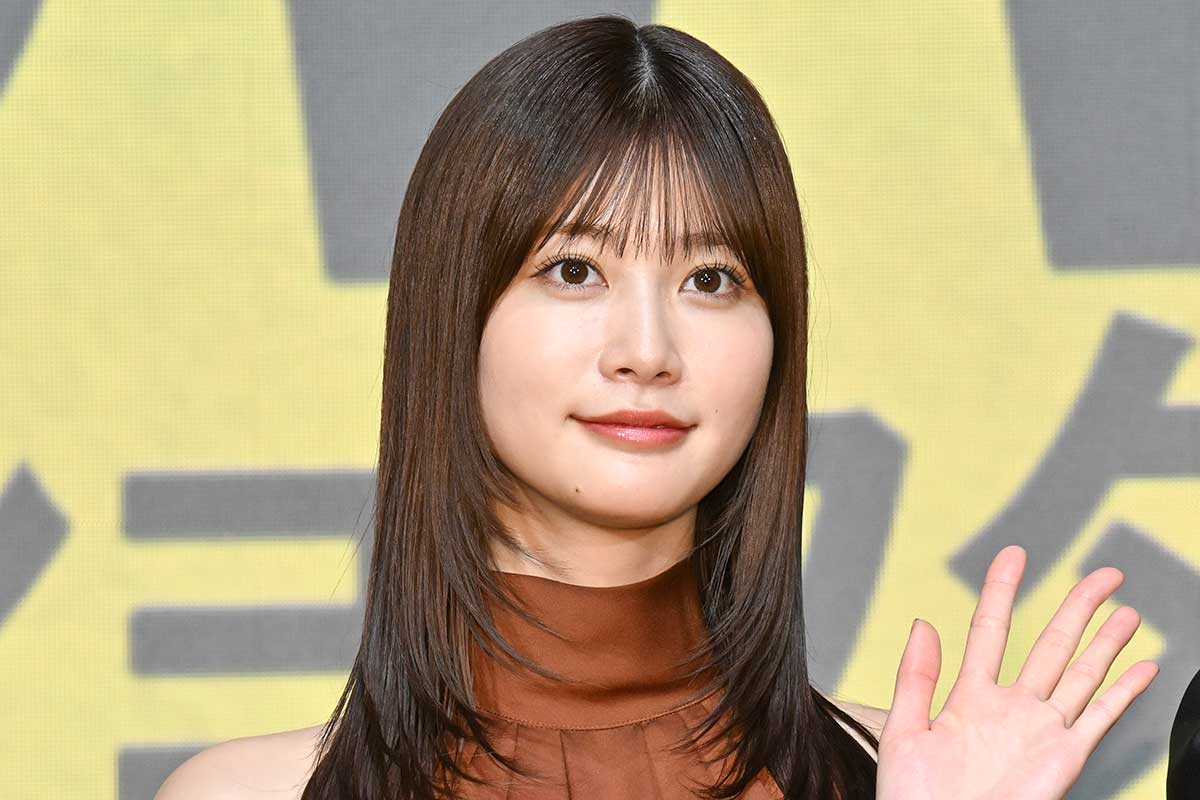 生見愛瑠、シックな大人スタイルに反響　「色気ダダ漏れ」「ミニスカコーデ最高」