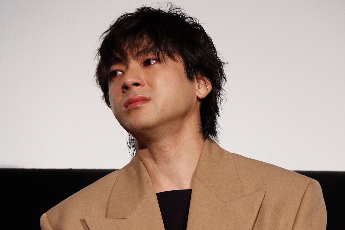 山田裕貴、舞台あいさつで涙　サプライズの手紙に「これはズルくないですか」　堤真一は笑顔で見守る