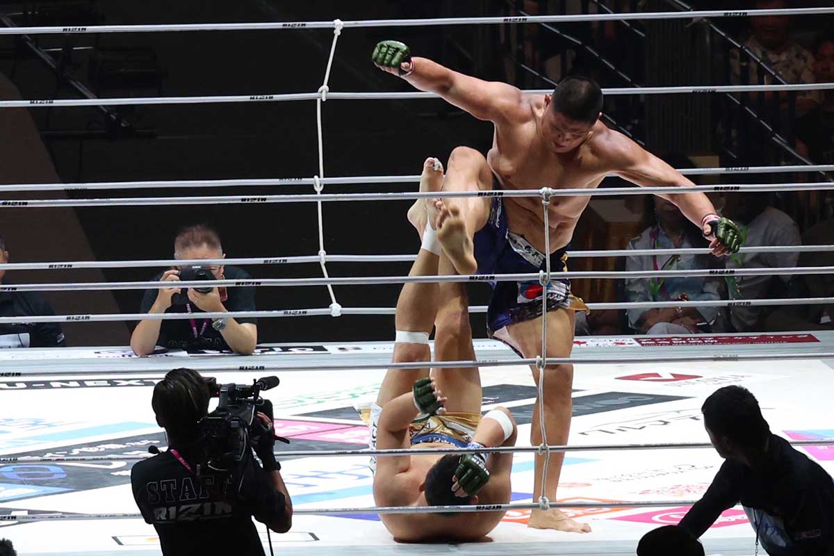 貴賢神(上)が稲田将2R・TKO勝利【写真:山口比佐夫】