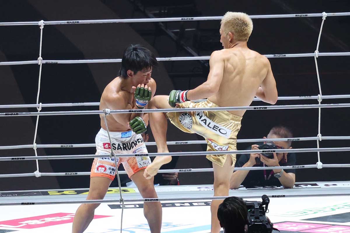 元谷友貴(右)が強さを見せつけ、ヒロヤに判定勝ち【写真:山口比佐夫】
