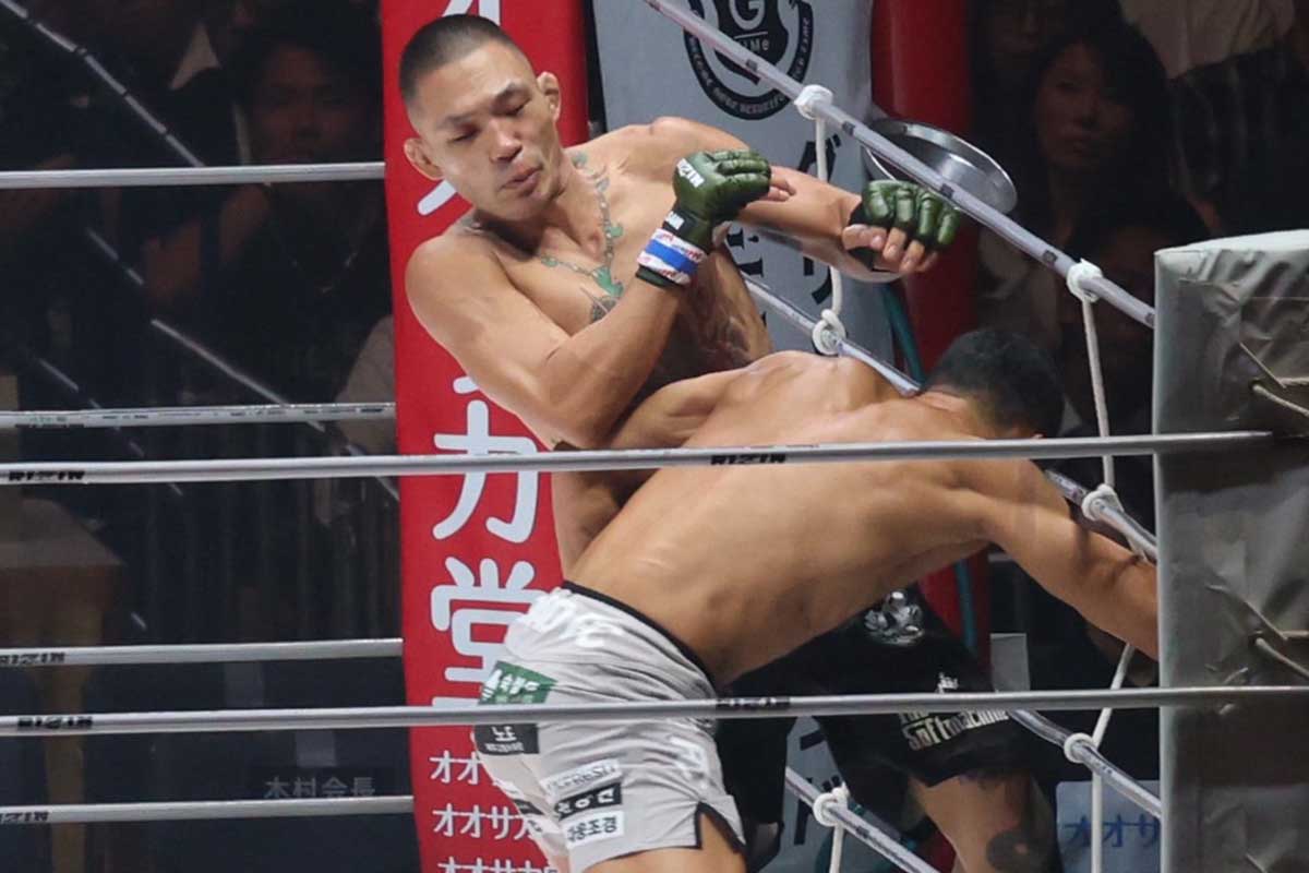 安藤達也(左)がヤン・ジヨンを衝撃フィニッシュ【写真:山口比佐夫】