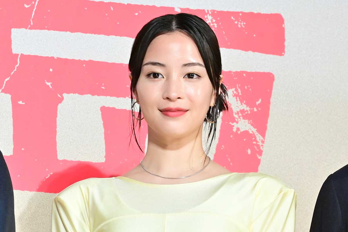 広瀬すず、赤髪×モードな最新ショット公開　雰囲気ガラリの姿に反響「別人かと思いました」
